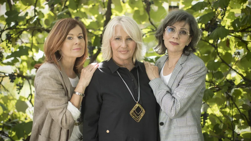 Fotografija: Simona, Alenka in Damjana se veselijo koncerta na kultnem prizorišču. Kot pravi Alenka, Križanke so pač Križanke. FOTO: Jure Eržen/Delo