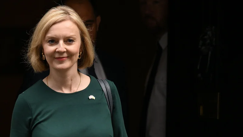 Fotografija: Vzpon Liz Truss na oblast je spremljal dvom o tem, ali bo sposobna rešiti potapljajočo se ladjo, na katero spominja konservativna stranka. FOTO: Daniel Leal/Afp