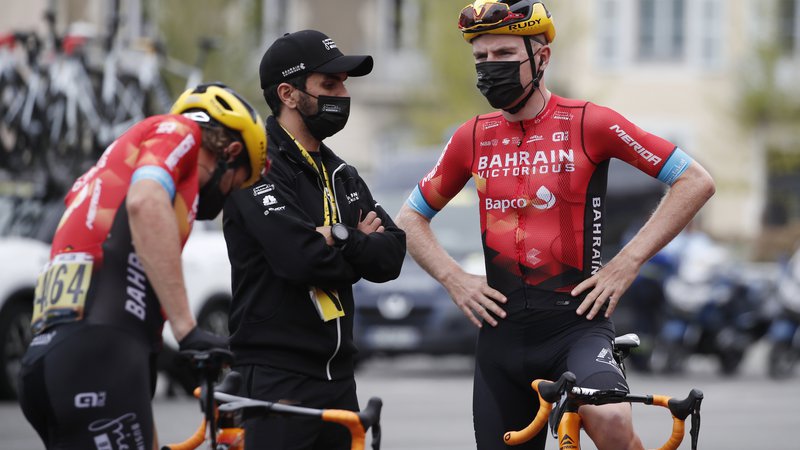 Fotografija: Fred Wright v pogovoru z Avstrijcem Marcom Hallerjem pred začetkom lanske 18. etape dirke po Franciji. FOTO: Benoit Tessier/Reuters

