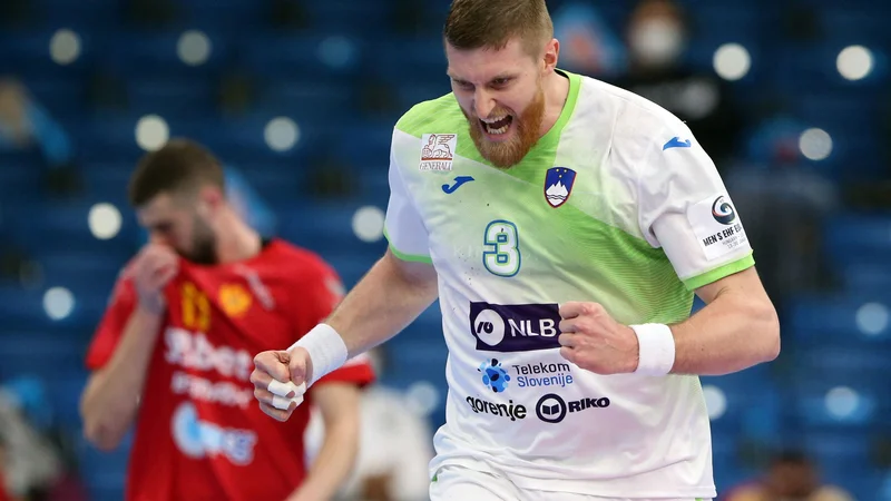Fotografija: Blaž Blagotinšek med letošnjim evropskim prvenstvom in tekmo s Črno goro v Debrecenu, ki se je končala z bolečim porazom in ekspresnim slovesom od turnirja. FOTO: Bernadett Szabo/Reuters