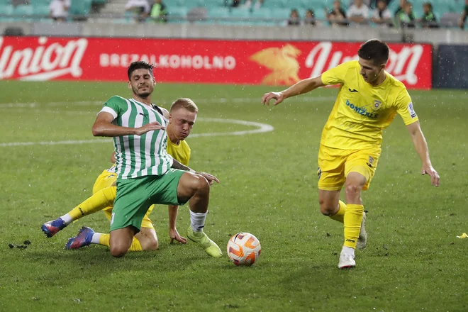 Domžalčani (v rumenem) so že dobili svoj derbi, Ljubljančani (v zelenem) si neuspešno sprejeli izziv v Celju. FOTO: Leon Vidic
