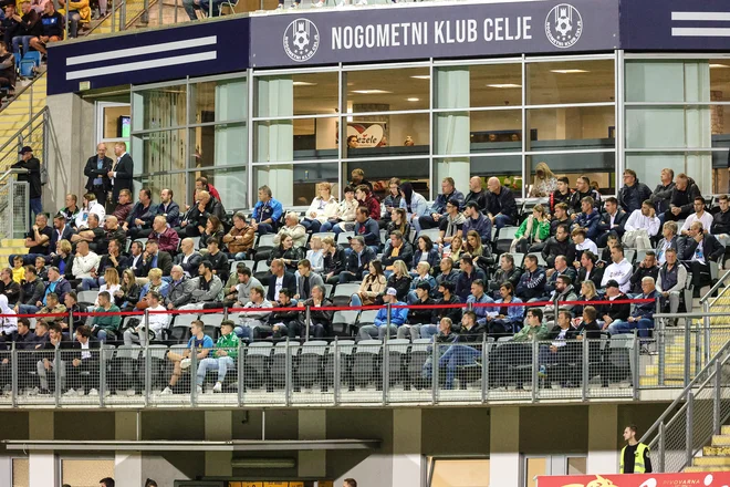 Derbi je pritegnil v Celje veliko gledalcev. FOTO: Črt Piksi
