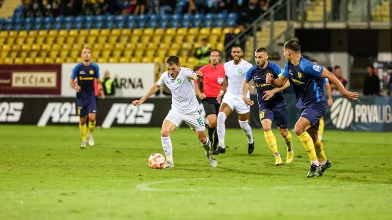 Fotografija: Mario Kvesić (z žogo) je zabil prva gola za Olimpijo, toda tudi to je bilo premalo. FOTO: Črt Piksi
