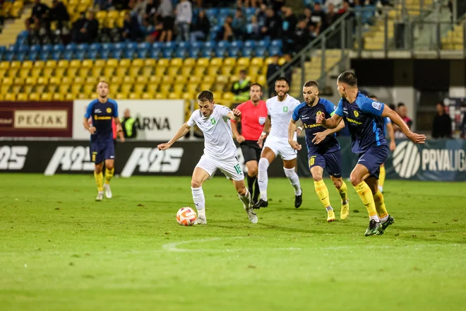 Mario Kvesić (z žogo) je zabil prva gola za Olimpijo, toda tudi to je bilo premalo. FOTO: Črt Piksi
