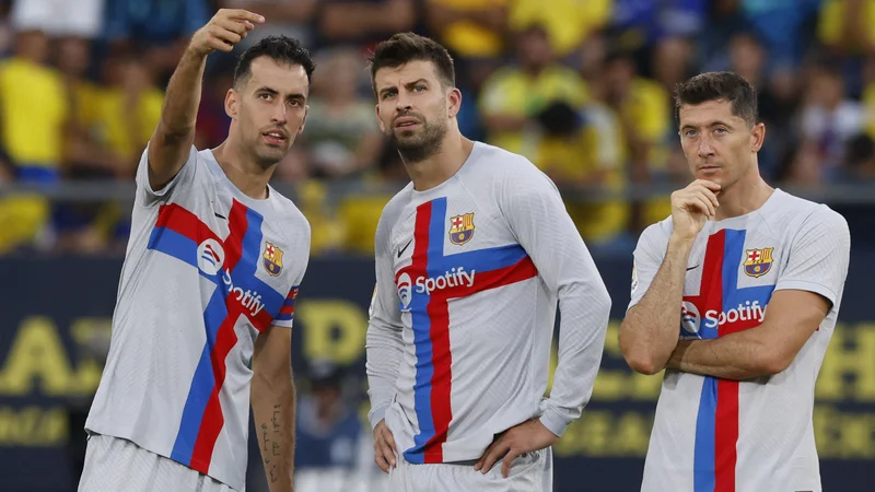 Fotografija: Tudi Sergio Busquets, Gerard Pique in Robert Lewandowski so opazovali dogajanje okrog nesrečnega navijača. FOTO: Marcelo Del Pozo/Reuters