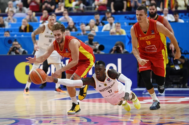 Avec Dennis Schröder (au sol), l'Allemagne a failli gâcher une avance de 25 points face au Monténégro.  PHOTO : Annegret Hilse/Reuters