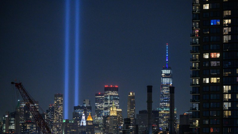 Fotografija: Svetlobna instalacija nad Manhattnom ob spominu na teroristični napad 11. septembra 2001. FOTO: AFP/Ed Jones
