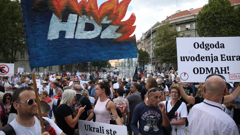 Fotografija: Prireditelji so pričakovali več ljudi, vendar je tudi nekaj tisoč zbranih v Zagrebu poslalo vladajoči eliti jasno sporočilo. FOTO: Dragan Matić/Cropix
