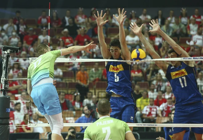 Italijanski blok je bil tako kot v finalu evropskega orvenstva tudi v polfinalu svetovnega orvenstva previsok za Klemna Čebulja in druge slovenske odbojkarje. FOTO: Jože Suhadolnik/Delo
