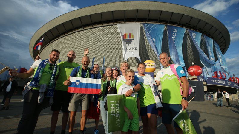Fotografija: Slovenski navijači pred katoviško športno dvorano Spodek. FOTO: Jože Suhadolnik
