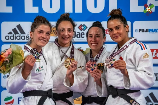 Maruša Štangar (levo) je morala tokrat tokrat premoč priznati le Španki Mireia Lapuerta Comas (druga z leve). FOTO: Tino Maric/EJU