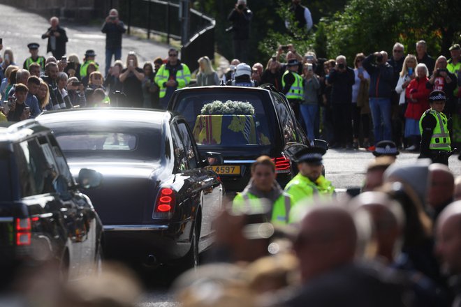 Britanci se poslavljajo od kraljice. FOTO: Reuters/Kai Pfaffenbach

