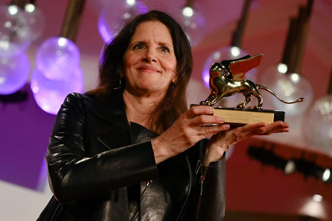 Režiserka Laura Poitras je na 79. beneškem filmskem festivalu slavila s filmom Vsa lepota in prelivanje krvi.

FOTO: Andreas Solaro/AFP
