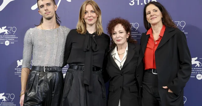 Ekipa filma Vsa lepota in prelivanje krvi: na desni režiserka Laura Poitras, ob njej fotografinja Nan Goldin. FOTO: arhiv BFF
