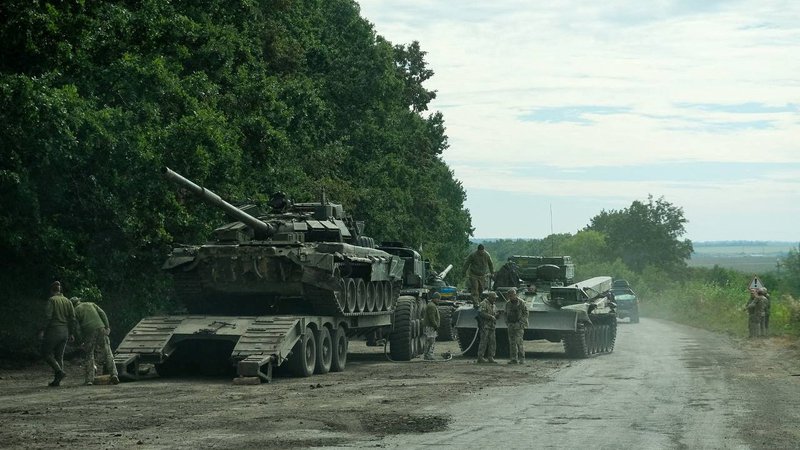 Fotografija: Ukrajinske sile so v protiofenzivi po poročanju ukrajinskih oboroženih sil zajele več ruskih tankov. FOTO: Reuters
