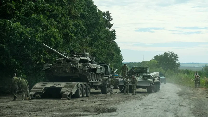 Fotografija: Ukrajinske sile so v protiofenzivi po poročanju ukrajinskih oboroženih sil zajele več ruskih tankov. FOTO: Reuters