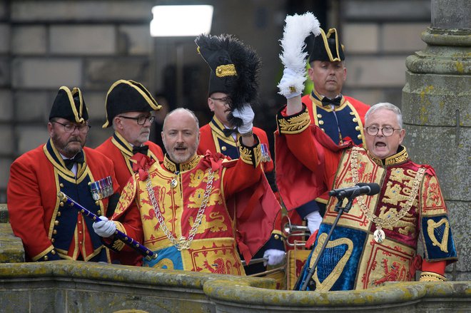 Razglasitev kralja na škotskem so spremljali izrazi nasportovanja. FOTO: Wattie Cheung/AFP
