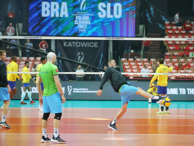 Slovenski odbojkarji med sproščenim ogrevanjem na današnji obračun. FOTO: Jože Suhadolnik/Delo
