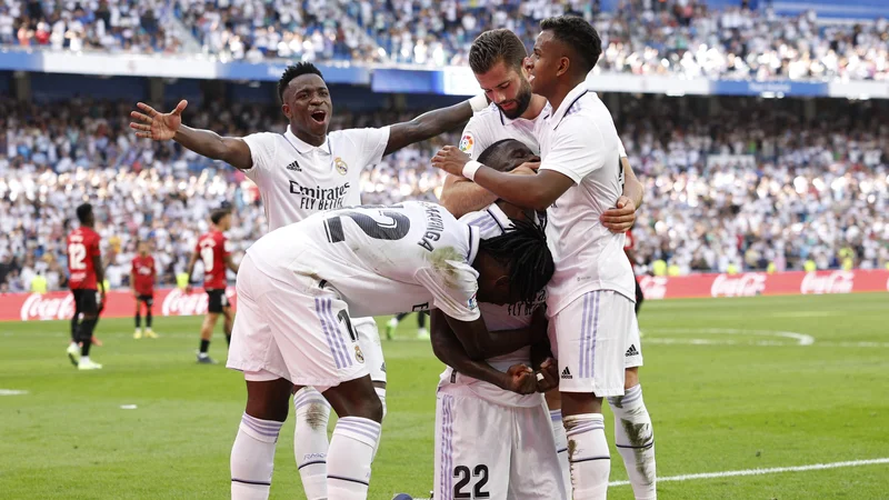 Fotografija: Antonio Rüdiger (št. 22) je s prvencem v snežno belem dresu Reala poskrbel za končnih 4:1. FOTO: Susana Vera/Reuters