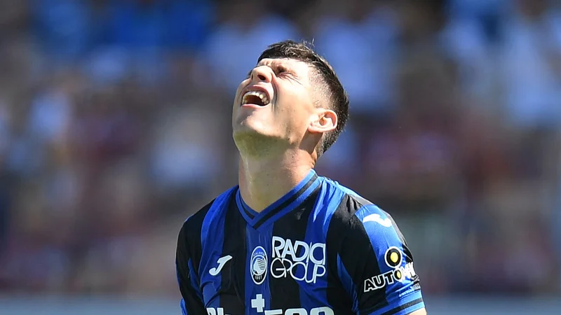 Ruslan Malinovskij se huduje na tekmi s Cremonesejem v Bergamu. FOTO: Daniele Mascolo/Reuters