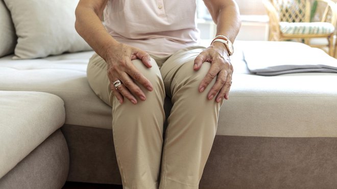Osteoartrozo, ki je najpogostejše patološko stanje sklepov in najpogosteje prizadene osebe v starosti od 65 do 84 let. FOTO: Jelena Stanojkovic Getty Images/istockphoto
