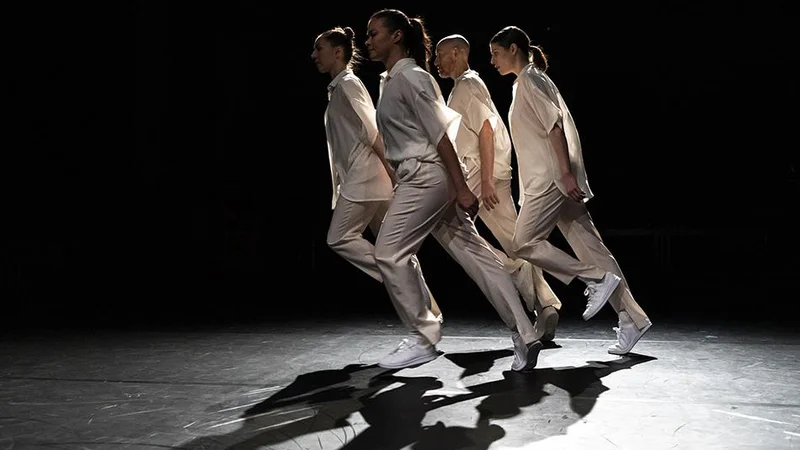 Fotografija: Vpogled v opus Lucinde Childs bo v Katedrali Kina Šiška ponudila skupina Dance On Ensemble. FOTO: Jubal Battisti