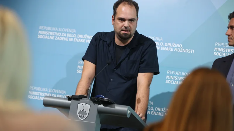 Fotografija: »Ko so me povabili, nisem okleval. Pripadam generaciji, ki je na lastni koži spoznala kršitve temeljnih pravic delavcev,« je ob predstavitvi dejal Luka Lukič. FOTO: Leon Vidic/Delo
