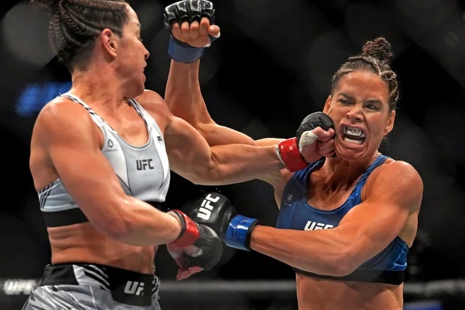 Norma Dumont (rdeče rokavice) se je na borilnem spektaklu UFC 279 v ringu pomerila z Danyelle Wolf (modre rokavice) v T-Mobile Areni v Las Vegasu. Foto: Joe Camporeale/Usa Today Sports
