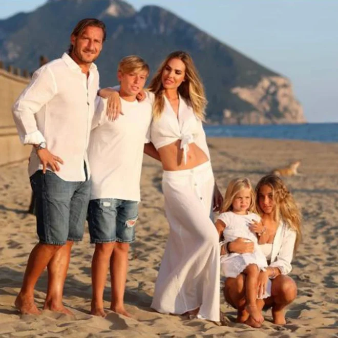 Francesco Totti, Ilary Blasi in njuni otroci Christian, Chanel in Isabel. FOTO: Instagram