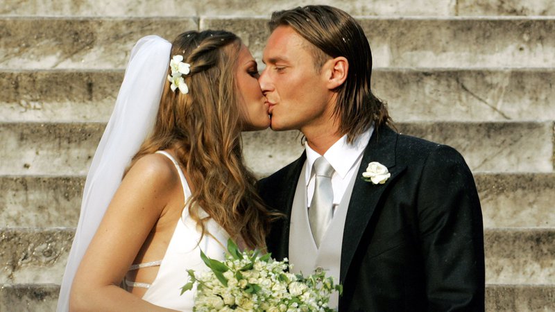 Fotografija: Francesco Totti in Ilary Blasi sta se poročila 19, junija 2005, dogodek je prenašala tudi TV RAI. FOTO: Andreas Solaro/AFP