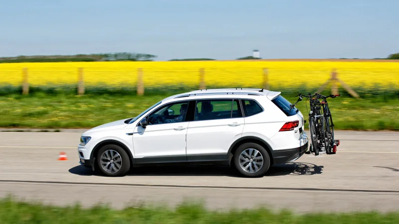 Fotografija: AMZS test nosilcev za električna kolesa. FOTO: AMZS