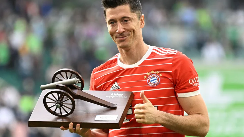 Robert Lewandowski se je od Münchna poslovil s svojo sedmo nagrado za najboljšega strelca bundeslige. Rekordna je bila sezona 2020/21 z 41 goli. FOTO: Fabian Bimmer/Reuters