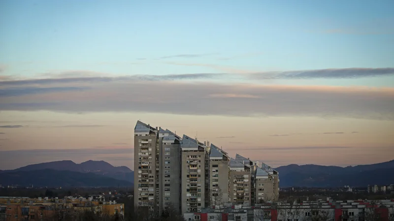 Fotografija: Nekoliko daljši razmislek zahteva odgovor na trditev, da kraj ni več za številne krajane, ker nepremičninske razmere ustvarjajo v državi največjo mogočo ekonomsko vrednost. FOTO: Matej Družnik/Delo