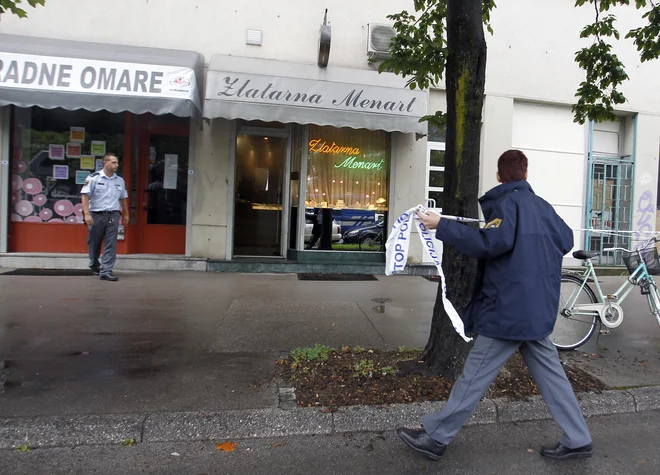 Vgradnja sistema dimne zavese se je ljubljanskemu zlatarju vsekakor izplačala. FOTO: Matej Družnik/Delo
