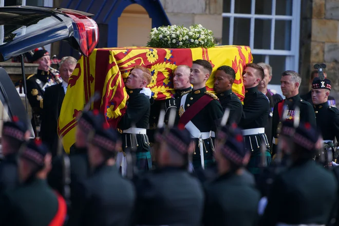 Potem ko je kraljičina krsta v nedeljo zjutraj z Balmorala krenila na zadnjo pot, je prvi večji postanek imela v škotski kraljevi rezidenci Holyroodhouse. FOTO: Jon Super/AFP
