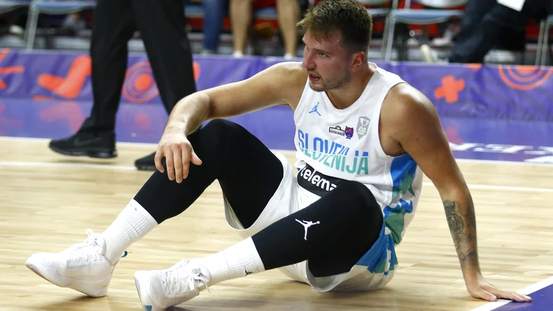 Fotografija: Luka Dončić je na EP utrpel že veliko udarcev. FOTO: Thilo Schmuelgen/Reuters