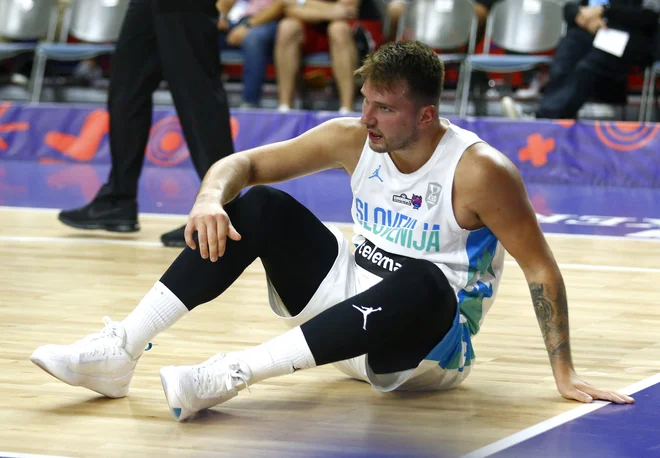 Luka Dončić je na EP utrpel že veliko udarcev. FOTO: Thilo Schmuelgen/Reuters
