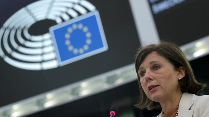 Fotografija: Podpredsednica evropske komisija Věra Jourová je julija pojasnila, da so bile razmere v Sloveniji, zlasti zaradi STA, povod za njihov razmislek o zavezujočih pravilih za zaščito medijskega prostora. FOTO: Yves Herman/Reuters