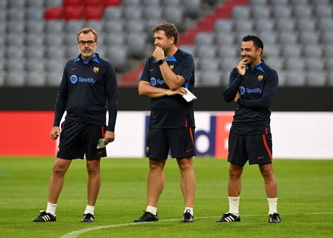 Barcelonin trener Xavi (desno) med generalko na štadionu Bayerna. FOTO: Christof Stache/AFP
