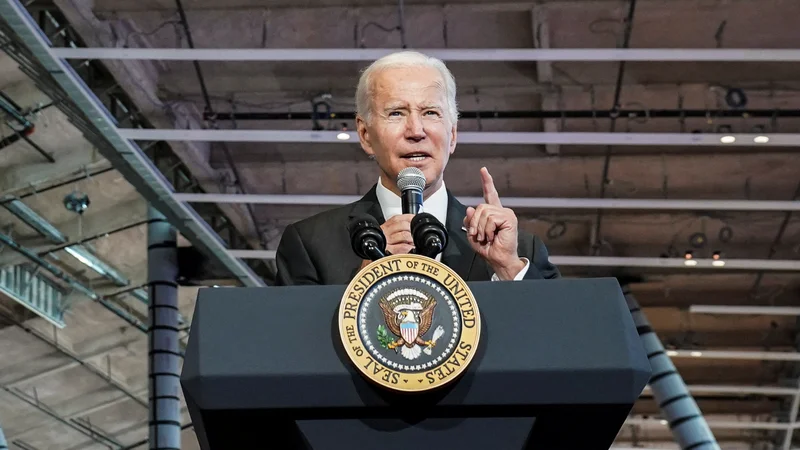 Fotografija: Ameriški predsednik Joe Biden Ukrajini namenja milijarde dolarjev. FOTO: Kevin Lamarque/Reuters