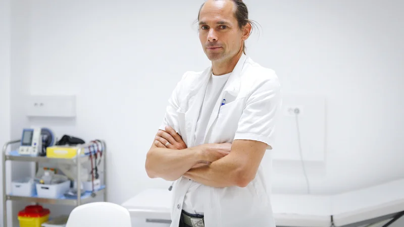 Fotografija: Glavni izziv v terapevtskem odnosu s pacientom, ki mu dejavniki tveganja dolgoročno ogrožajo zdravje, je najti prepričljiv motiv za spremembe, pravi dr. Žiga Hladnik. FOTO: Matej Družnik/Delo
