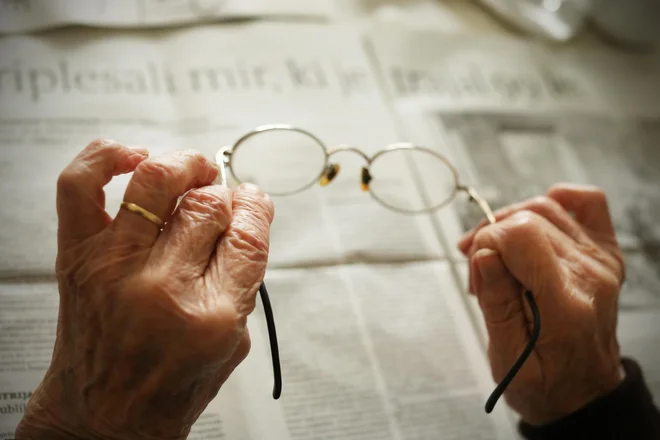 Z leti se v našem telesu dogajajo spremembe, tudi pri vidu, že po 40. letu naša leča postane nekoliko rigidna in potrebujemo dodatno korekcijo za bližino. FOTO: Jure Eržen/Delo