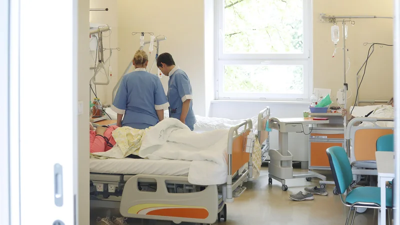 Fotografija: Želja vlade je skrajševanje čakalnih vrst, vsak pacient pa si želi čim prejšnje zdravniške obravnave, to si lahko, kot kažejo trendi v tujini in pri nas, zagotovi z dodatnim zdravstvenim zavarovanjem. Za sklenitev takšnega zavarovanja se velikokrat odločajo tudi delodajalci. FOTO: Leon Vidic/Delo