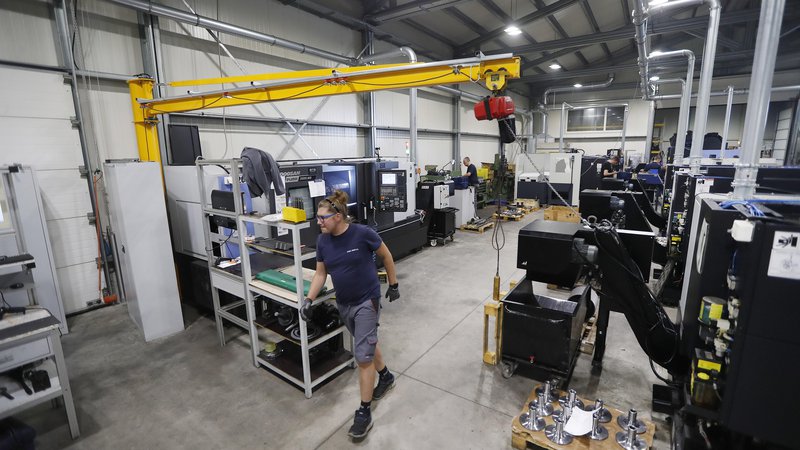 Fotografija: V podjetju Robotehnika vsakoletni dobiček vedno vlagajo nazaj v nakup strojev, v opremo in avtomatizacijo lastne proizvodnje. FOTO: Leon Vidic/Delo
