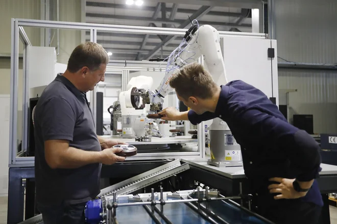 In diesem Jahr wurden in Robotehnica bereits fünf Roboter angeschafft, die neben den Maschinen platziert werden und so die Werker entlasten, damit sie mehr Zeit für Messungen haben.  FOTO: Leon Vidic/Delo