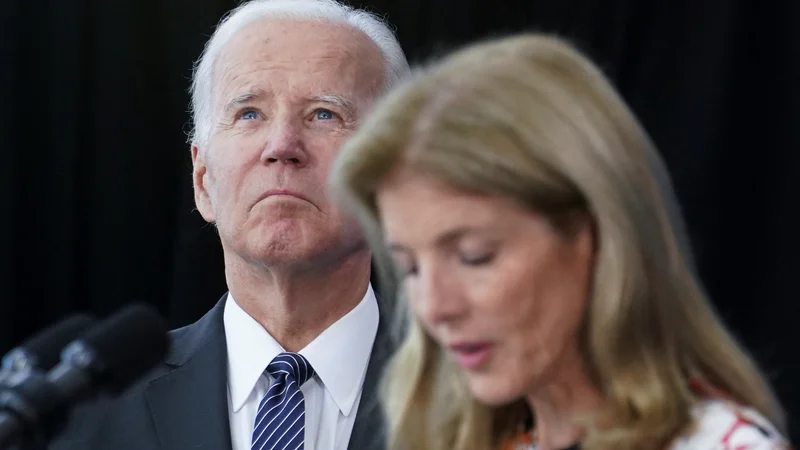 Fotografija: Ameriški predsednik Joe Biden in hči Johna F. Kennedyja Caroline med predstavljanjem pobude za boj proti raku. FOTO: Kevin Lamarque/Reuters
