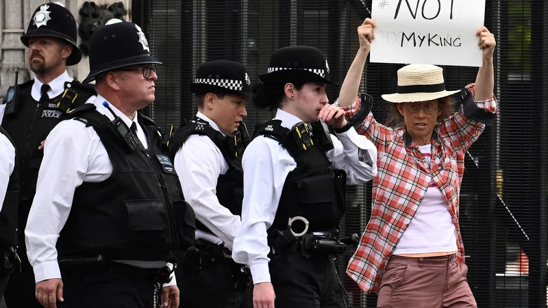 Fotografija: Po smrti kraljice Elizabete II., ki je umrla 8. septembra, protestnica protestira proti novemu kralju pred Westminstrsko palačo v središču Londona. Foto: Marco Bertorello/Afp