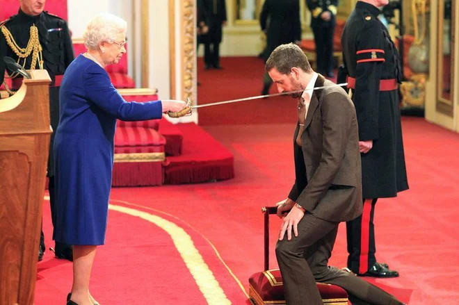 Sir Bradley Wiggins in kraljica Elizabeta II. FOTO: NBC&nbsp;Sports/ Delo
