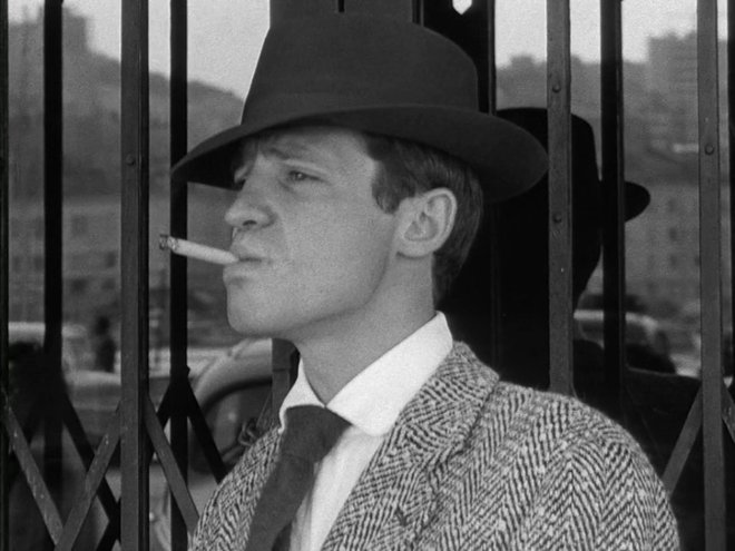 Jean-Paul Belmondo je v Godardovem filmu Do zadnjega diha redko brez cigarete. FOTO:  Promo Material
