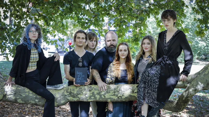 Fotografija: Mladi pesniki (z leve proti desni) Nela Poberžnik, Vid Karlovšek, Lara Pustinek Miočić, založnik Dejan Koban, Lara Božak, Hana Meško in Urša Majcen. FOTO: Jože Suhadolnik/Delo